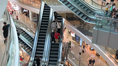 Los-Compradores-Chinos-Viajan-En-Escaleras-Mecánicas-Móviles-Automáticas-En-Un-Centro-Comercial-De-Alta-Gama-En-Hong-Kong