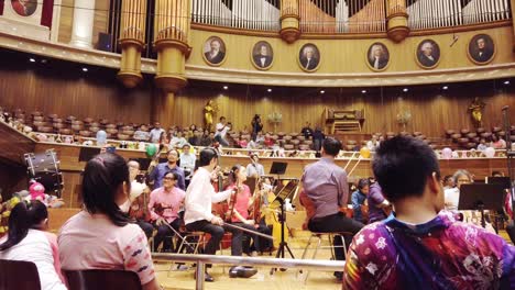 La-Orquesta-Se-Está-Reuniendo-Y-Preparando-Mientras-Se-Puede-Ver-A-Algunas-Audiencias-Tomando-Sus-Asientos