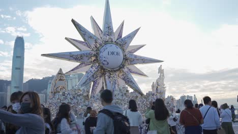 People-take-photos-with-Christmas-decorations-at-Harbour-city-mall