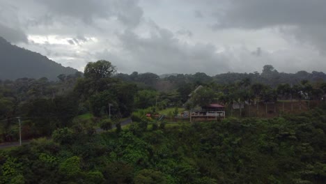 Hermosa-Vista-Aérea-Con-Drones-De-Volar-Bajo-La-Lluvia-En-La-Selva-De-Ixhuatlán-Del-Café,-Veracruz,-México