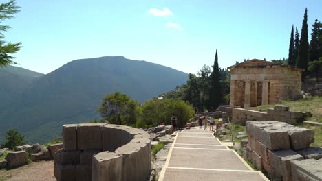 Panorama-Der-Schatzkammer-Der-Athener-In-Der-Archäologischen-Stätte-Von-Delphi