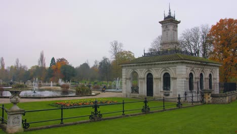 Los-Jardines-Italianos-Con-Fuentes-Pintorescas-Cerca-De-Hyde-Park-En-Londres,-Reino-Unido-Durante-La-Temporada-De-Otoño