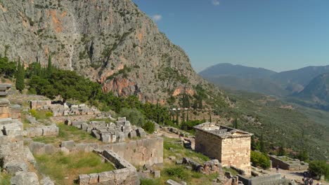 Panoramablick-Auf-Die-Schatzkammer-Der-Athener-In-Der-Archäologischen-Stätte-Von-Delphi,-Wie-Im-Hintergrund-Auf-Den-Bergen-Sichtbar