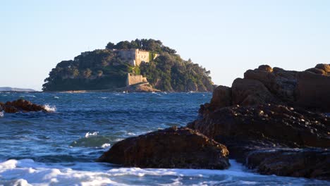 Fort-de-Brégançon,-holiday-residence-of-French-Presidents-on-the-French-riviera,-on-a-windy-day