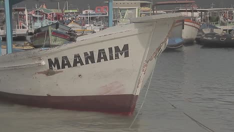 Un-Barco-En-Aguas-Tranquilas-En-La-Playa-De-Río-De-Janeiro