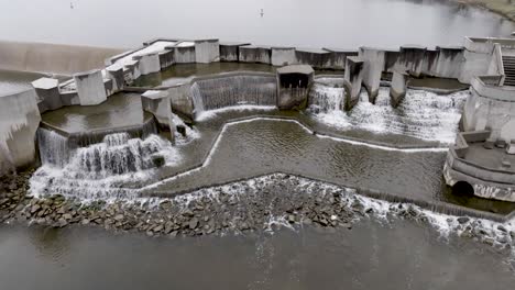 Schlafender-Stein-Fällt-In-Die-Flint-River-Antenne