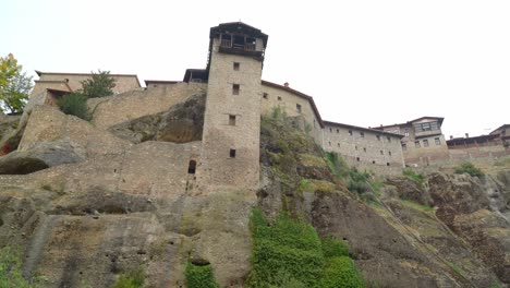 Steinfassade-Des-Heiligen-Klosters-Des-Großen-Meteorons-In-Der-Meteora-felsformation-In-Griechenland