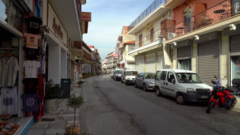 Coches-Circulando-Por-Las-Calles-De-La-Ciudad-De-Delphi