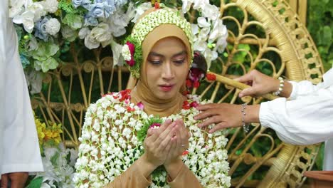 Pengantin-Wanita-Melaksanakan-Prosesi-Siraman