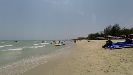 Zu-Fuß-Entlang-Der-Strandstraße-Und-Dem-Strand-In-Cha-Am-Thailand