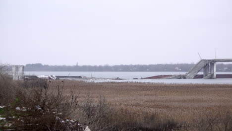 Die-Antonovskiy-Brücke-Liegt-In-Trümmern,-Nachdem-Die-Russischen-Streitkräfte-Sie-Nach-Ihrem-Rückzug-An-Das-Ostufer-Des-Flusses-Dnipro-Zerstört-Hatten