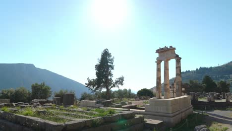 Ruinen-Der-Ionischen-Schatzkammer-Der-Massalianer-In-Der-Archäologischen-Stätte-Delphi