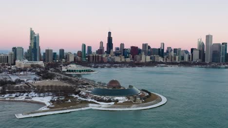 Atardecer-De-Invierno-En-Chicago,-Estados-Unidos,-Vista-Aérea-Hacia-El-Planetario-Adler,-Vibrante,-Vista-Aérea-Hacia-El-Planetario-Adler