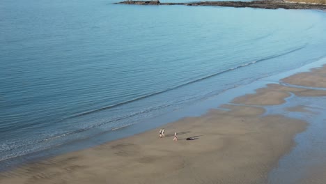 Ruhige-See-Und-Schwimmer-An-Einem-Sandstrand