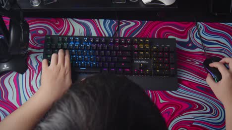 Draufsicht-Oder-Ansicht-Eines-Esportspielers,-Der-Ein-Computerspiel-Mit-RGB-Tastatur-Und--Maus-Spielt