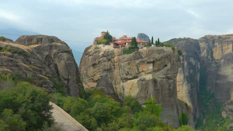 Vista-Panorámica-Del-Monasterio-De-La-Santísima-Trinidad-En-La-Formación-Rocosa-De-Meteora-En-Grecia