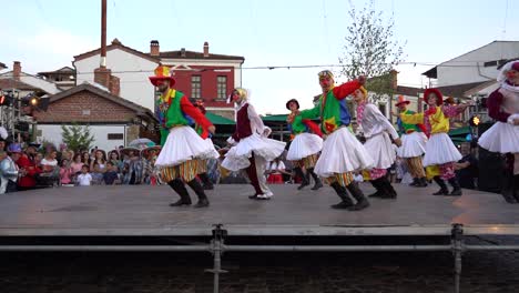 Gruppe-Von-Clowns-Springen-Und-Tanzen-Auf-Der-Bühne-Vor-Der-Menschenmenge-Am-Karnevalstag