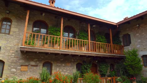 Edificios-Y-Jardines-Del-Santo-Monasterio-De-San-Esteban-En-La-Formación-Rocosa-De-Meteora-En-Grecia