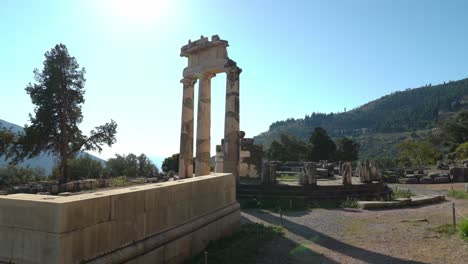 Tholos-De-Delfos-Es-Un-Edificio-Circular-Y-Es-La-Primera-Parte-Visual-Del-Santuario-Que-Se-Ve-Antes-De-Que-Un-Visitante-Llegue-Al-Templo-De-Apolo,-Adquiriendo-Así-El-Nombre-De-Pronaia