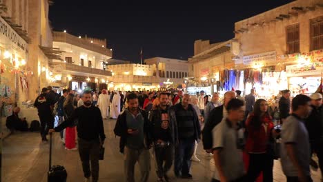 Calle-Concurrida-En-Qatar-Durante-La-Copa-Del-Mundo-2022-Noche