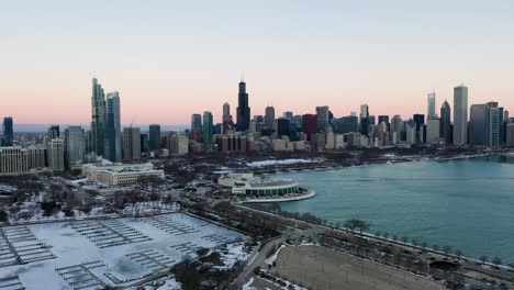 Vista-Aérea-Hacia-El-Acuario-Shedd,-Colorido,-Atardecer-De-Invierno-En-Chicago,-Estados-Unidos