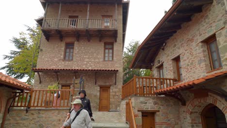 Edificios-Del-Santo-Monasterio-De-Gran-Meteorito-En-La-Formación-Rocosa-De-Meteora-En-Grecia