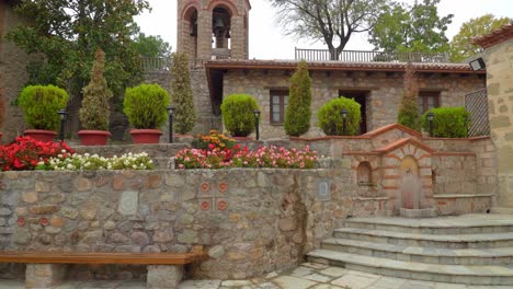 Edificio-Antiguo-Y-Jardines-Del-Santo-Monasterio-De-Gran-Meteorito-En-La-Formación-Rocosa-De-Meteora-En-Grecia