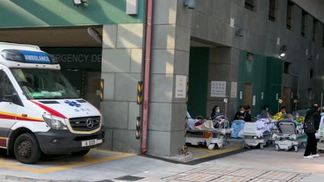 Una-Toma-Panorámica-Muestra-Una-Ambulancia-Estacionada-En-La-Entrada-Del-Hospital-Mientras-Los-Pacientes-Con-Síntomas-De-Covid-19-Yacen-En-La-Cama-Fuera-De-Un-Hospital-Abarrotado-Mientras-El-Sistema-Médico-Colapsa