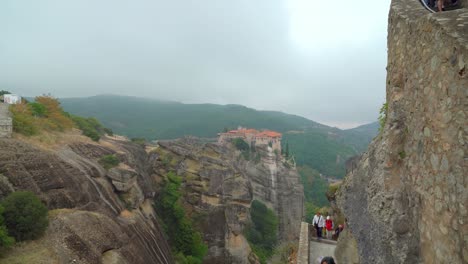 Santo-Monasterio-De-Gran-Meteorito-En-La-Formación-Rocosa-De-Meteora-En-Grecia-En-Un-Día-De-Niebla