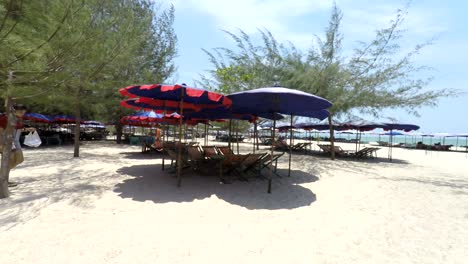 Zu-Fuß-Entlang-Der-Strandstraße-Und-Dem-Strand-In-Cha-Am-Thailand