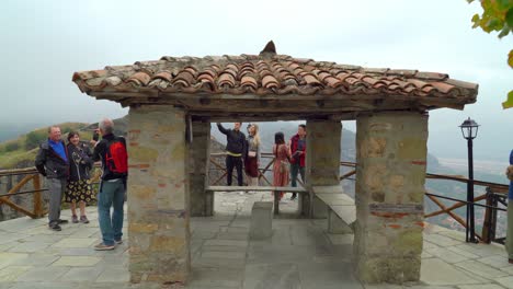 Steinhaus-Auf-Dem-Platz-Des-Heiligen-Klosters-Des-Großen-Meteorons-In-Der-Meteora-Felsformation-In-Griechenland