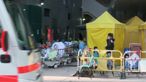 Chinesische-Patienten-Mit-Covid-19-Symptomen-Liegen-Auf-Betten-Außerhalb-Eines-überforderten-Und-überfüllten-Krankenhauses,-Während-Das-Medizinische-System-Mit-Krankenhauseinweisungen-Zusammenbricht