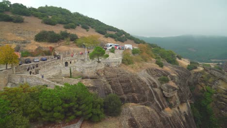 Santo-Monasterio-De-Varlaam-En-Formación-Rocosa-De-Meteora-En-Grecia