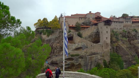 Panoramablick-Auf-Das-Heilige-Kloster-Des-Großen-Meteorons-In-Der-Meteora-Felsformation-In-Griechenland