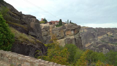 Monasterio-De-La-Santísima-Trinidad-En-La-Formación-Rocosa-De-Meteora-En-Grecia-En-El-Soleado-Día-De-Primavera