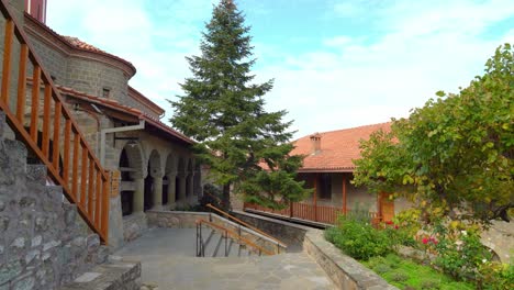 Pino-Que-Crece-Dentro-Del-Santo-Monasterio-De-San-Esteban-En-La-Formación-Rocosa-De-Meteora-En-Grecia