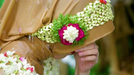 La-Novia-Es-Lavada-Por-Su-Padre-Y-Su-Madre-Con-Agua-Corriente-De-Una-Jarra-Durante-Las-Salpicaduras-Tradicionales-Javanesas-O-Sundanesas-O-Siraman-Antes-De-La-Boda