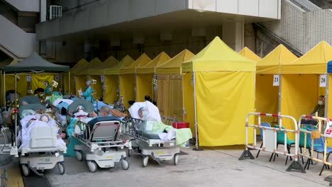 Pacientes-Chinos-Con-Síntomas-De-Covid-19-Acostados-En-La-Cama-En-La-Calle-Frente-A-Un-Hospital-Abarrotado-Mientras-El-Sistema-Médico-Colapsa-Con-Hospitalizaciones