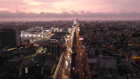 Toma-Aérea-De-Lima,-Perú-En-La-Hora-Dorada