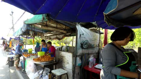 Zu-Fuß-Entlang-Der-Strandstraße-Und-Dem-Strand-In-Cha-Am-Thailand