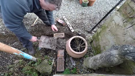 Arbeiten-In-Einem-Garten-Beim-Verlegen-Von-Ziegeln