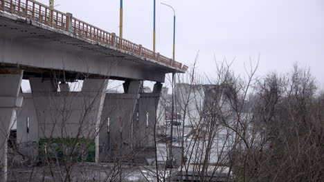 Die-Antonovskiy-Brücke-Liegt-In-Trümmern,-Nachdem-Die-Russischen-Streitkräfte-Sie-Nach-Ihrem-Rückzug-An-Das-Ostufer-Des-Flusses-Dnipro-Zerstört-Hatten