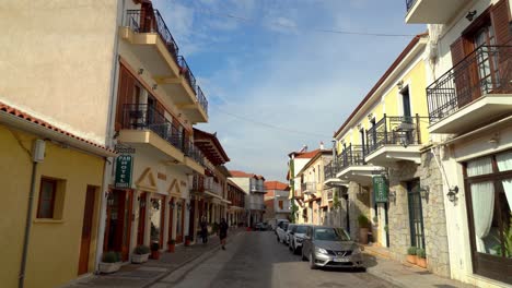 Hoteles-Y-Restaurantes-En-La-Ciudad-De-Delphi-En-Un-Día-Cálido-Y-Soleado