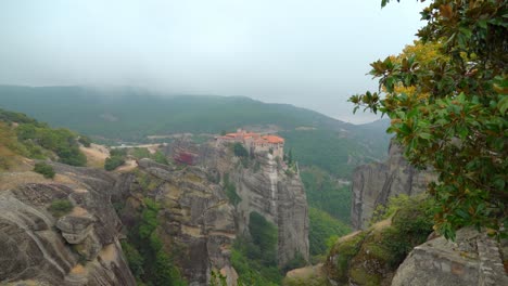 Weite-Ansicht-Heiliges-Kloster-Des-Großen-Meteorons-In-Der-Meteora-felsformation-In-Griechenland