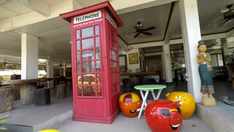 Zu-Fuß-Entlang-Der-Strandstraße-Und-Dem-Strand-In-Cha-Am-Thailand