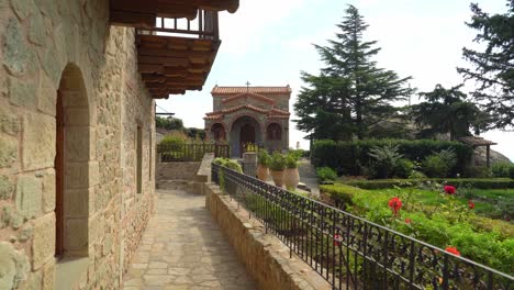 Iglesia-Dentro-Del-Santo-Monasterio-De-San-Esteban-En-La-Formación-Rocosa-De-Meteora-En-Grecia