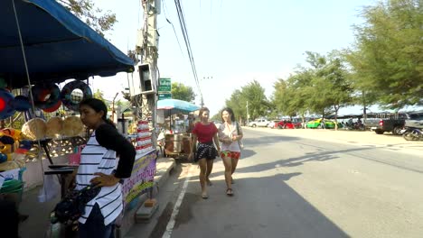 Caminando-Por-La-Carretera-De-La-Playa-Y-La-Playa-En-Cha-Am-Tailandia