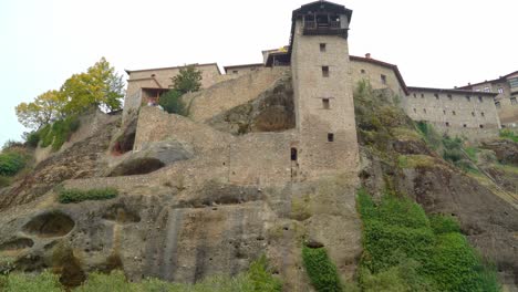 Santo-Monasterio-De-Gran-Meteorito-En-La-Formación-Rocosa-De-Meteora-En-Grecia-En-Un-Día-Brumoso-De-Mal-Humor