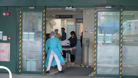 Los-Trabajadores-De-La-Salud-Y-Las-Enfermeras-Llevan-A-Un-Paciente-Con-Síntomas-De-Covid-19-Acostado-En-La-Cama-Mientras-El-Hospital-Se-Satura-Y-Se-Abruma-Con-Nuevos-Casos-Causados-Por-Una-Nueva-Ola-Variante-De-Covid