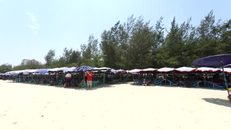 Zu-Fuß-Entlang-Der-Strandstraße-Und-Dem-Strand-In-Cha-Am-Thailand